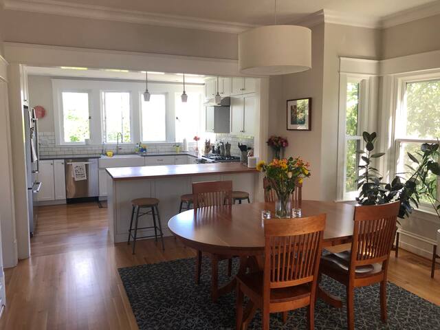 Spacious 4bd Victorian in Wallingford with Views gallery image 3