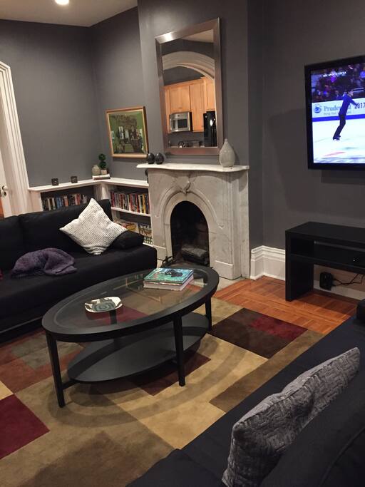 Large living room with two sofa beds, cable TV and comfortable chairs