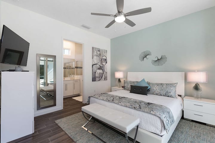 Regal Serenity: ห้องนอน 4 มีเตียงคิงไซส์และห้องน้ำในตัวเพื่อความหรูหราและความเป็นส่วนตัวสูงสุด