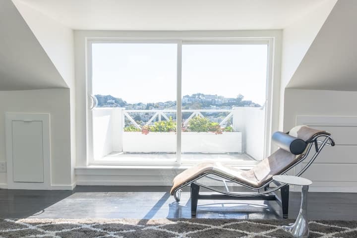 HLAVNÁ IZBA NA NAJVYŠŠOM POSCHODÍ S PANORAMATICKÝM BALKÓNOM S VÝHĽADOM NA MESTO