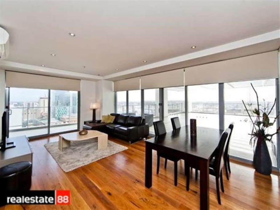125sqm Terrace, floor to ceiling glass, awesome views North to hills