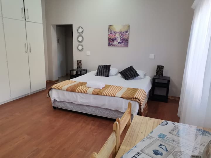 Room 1 King sized bed Serviced apartments for Rent in Malmesbury