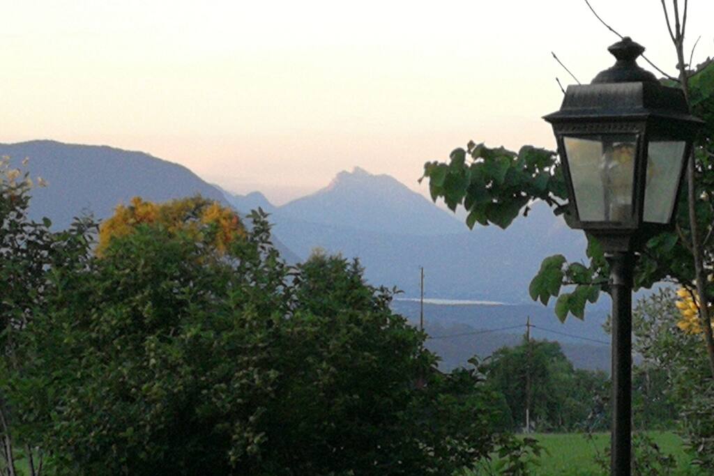 Vue du lac d'annecy de la terrasse
