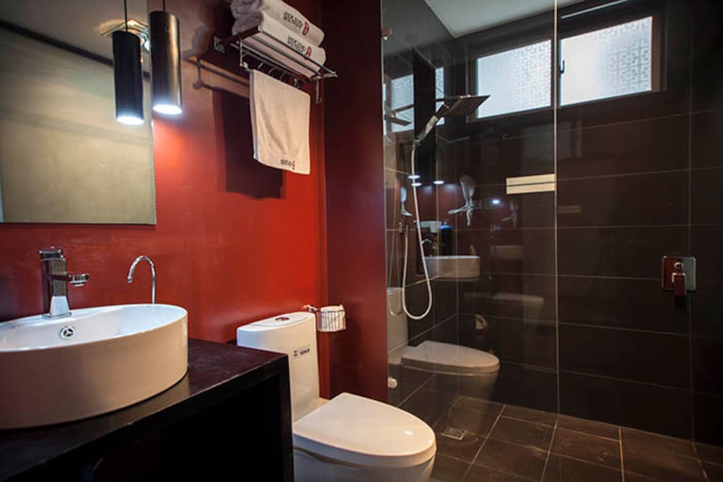 Modern style bathroom.