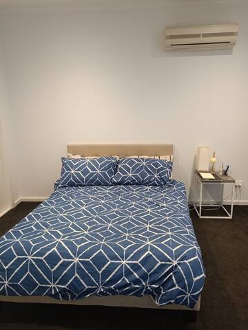 Clean and Modern Townhouse in Deer Park Village