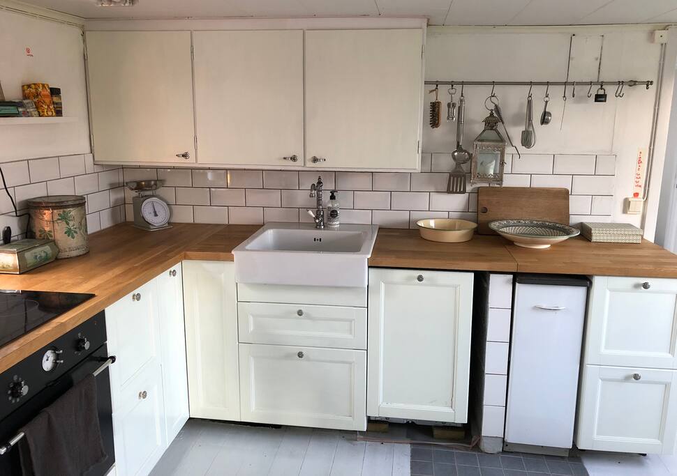Lantligt kök i huvudhuset.