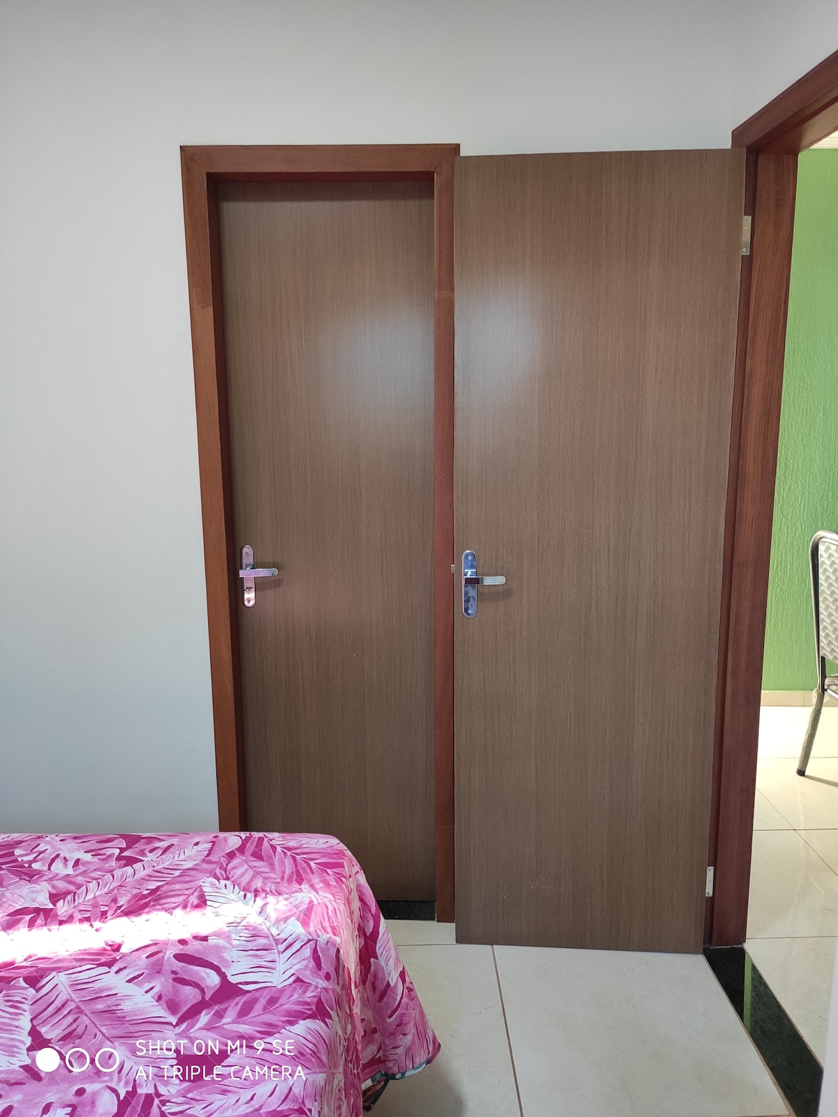 Მარჯვნივ მდებარე კარი მისაღებ ოთახზე წვდომის საშუალებას იძლევა, ხოლო შესასვლელი კარი - სააბაზანოში.