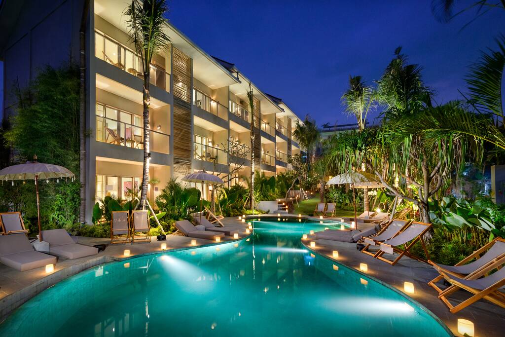 Evening view of the residence. Want to jump in ?