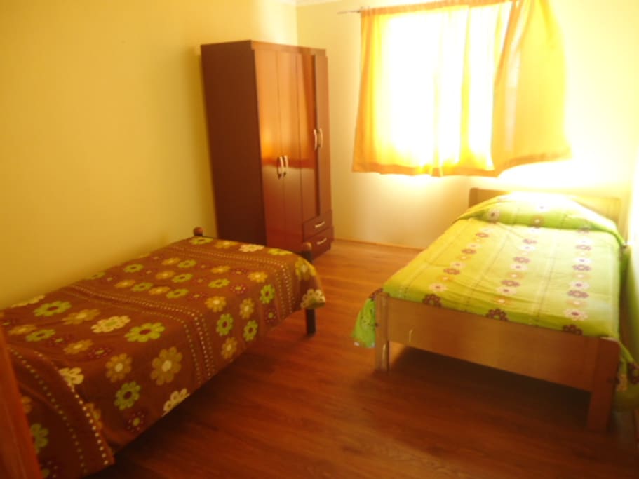 Pieza 2 ncuenta con dos camas 1) 1 plaza 1/2; 2) de 1 plaza, con un closet.