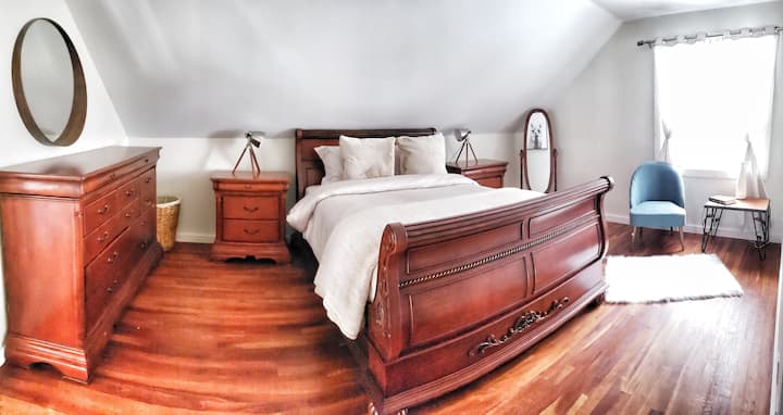 להתבודד בנווה המדבר הפרטי שלכם בחדר השינה הראשי המרווח שלנו בקומה השלישית. להירגע ולהתחדש בחדר הרחצה השקט והשלו שלנו, זן, עם כל השירותים המפוארים לאורח שאתם צריכים כדי ליהנות מחוויה המפנקת האולטימטיבית