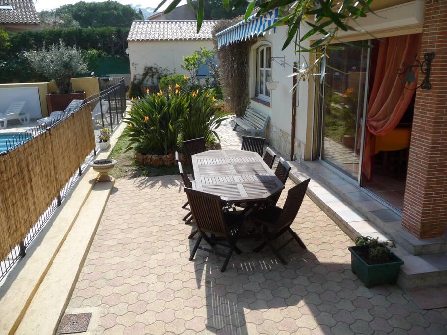 Terrasse avec petit jardin à l'arrière