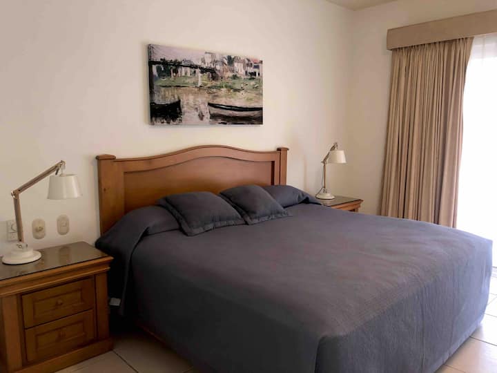 Master bedroom, king size bed, large window, full marble bathroom / Recámara principal, cama king size, ventana grande, baño completo de mármol