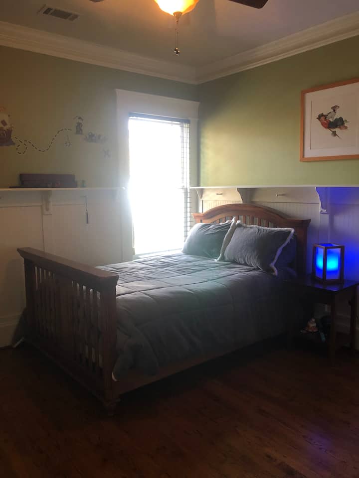 2階のベッドルームにはフルバスルーム付きのダブルベッドがあり、お子様2名様または小さな大人2名様がお休みになれます。