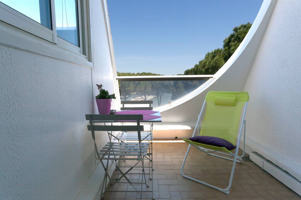 Petite terrasse agréable vue directe sur le petit port du Ponant