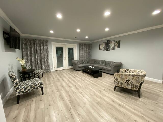 Beautiful One of a kind Home with Pool & Jacuzzi! gallery image 3