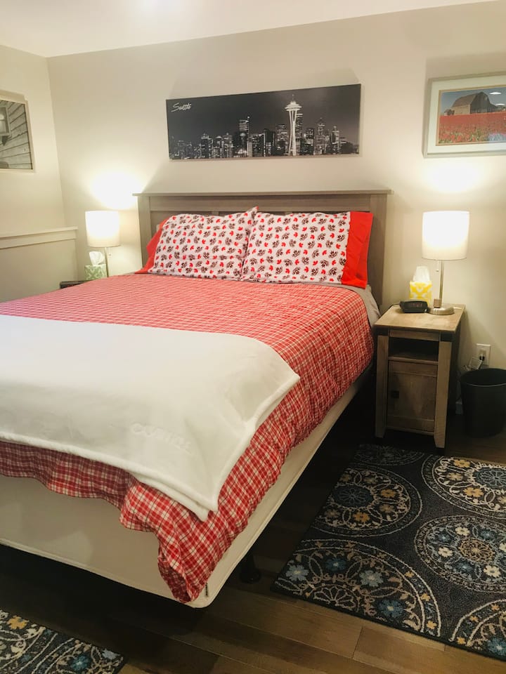 Кревет со брачен кревет и простран плакар со гардеробер.