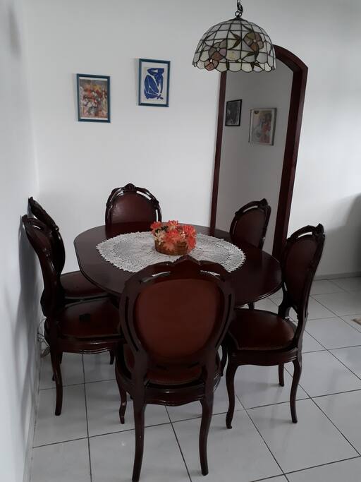Mesa com 6 cadeiras