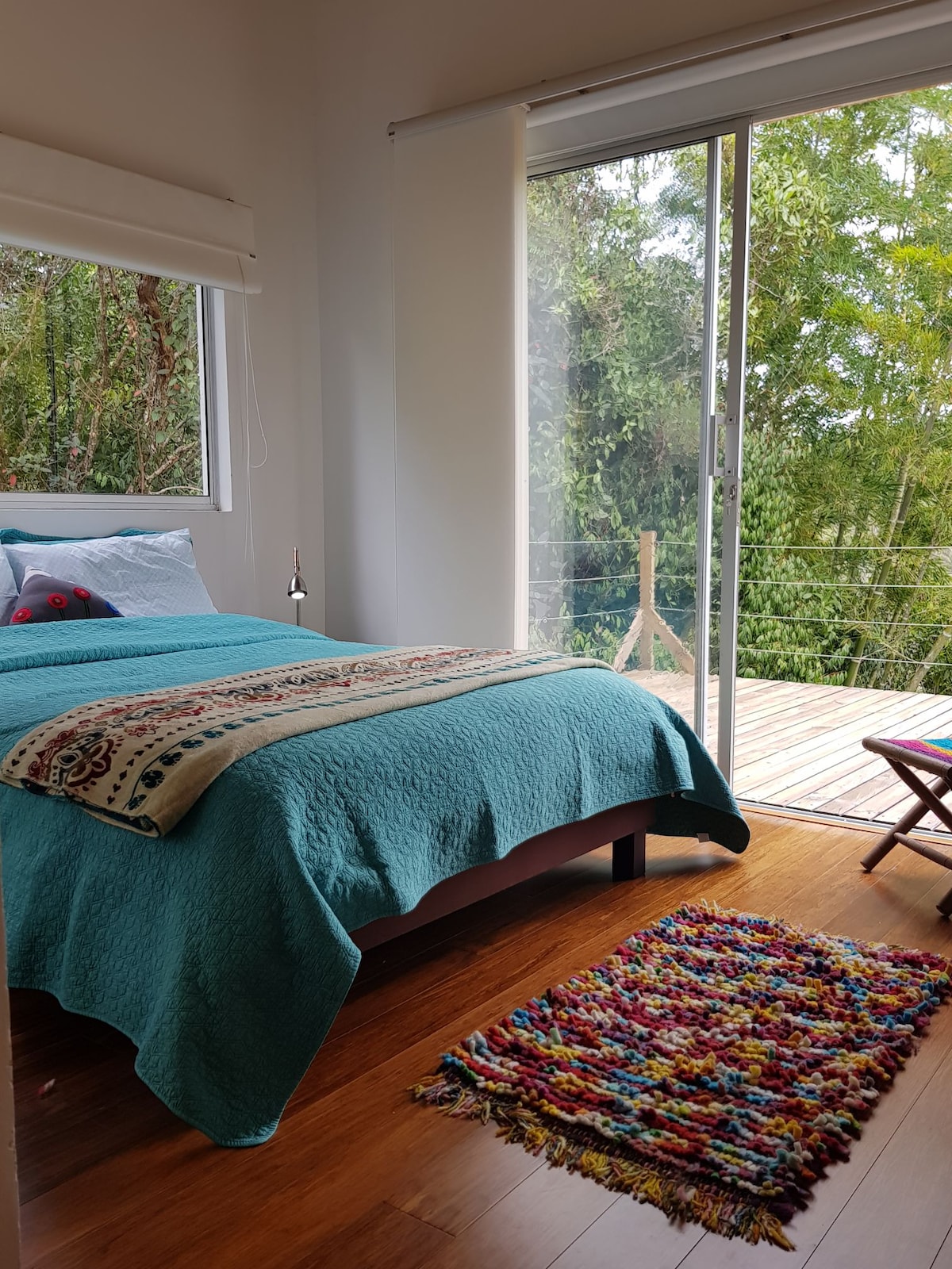 Hauptschlafzimmer mit Blick auf Balkon und See 