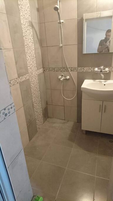 Badezimmer mit offener Dusche
Toilette ist seperat