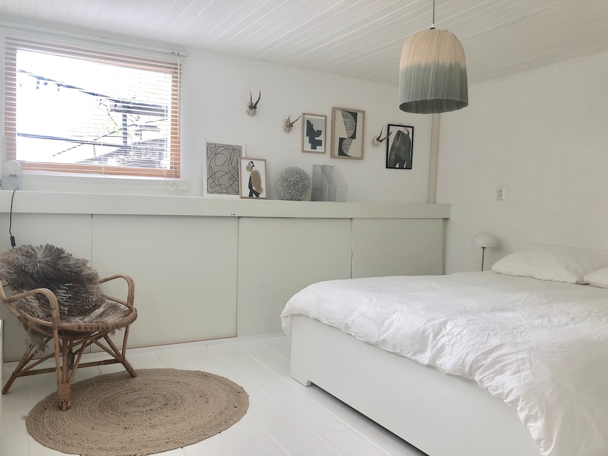 Best Airbnb In Amsterdam| Romantic Houseboat Amsterdam Airbnb | Houseboat Rental Amsterdam | Airbnb Amsterdam Houseboat | Luxury Houseboat Rentals Amsterdam | Cheap Houseboat Amsterdam |