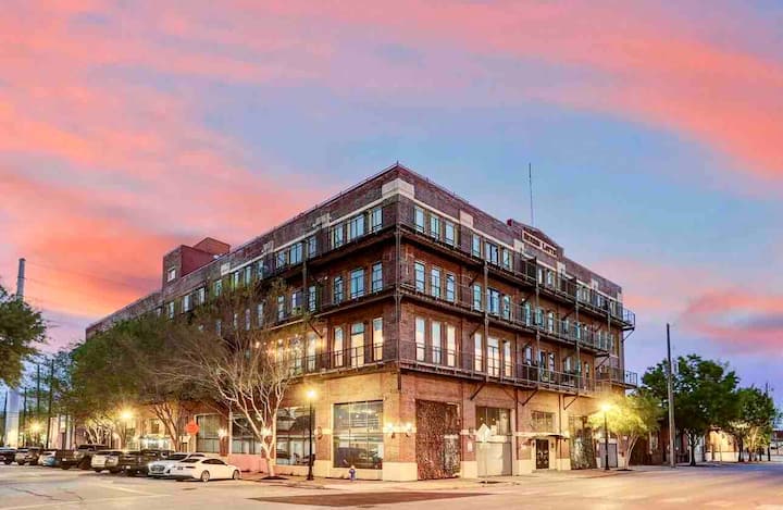 Perfect Downtown Location (With Private Parking!) - Houston, TX