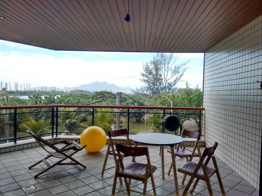 Varanda ampla e com linda vista
