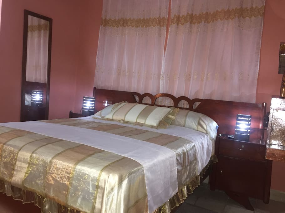 Cama principal del cuarto