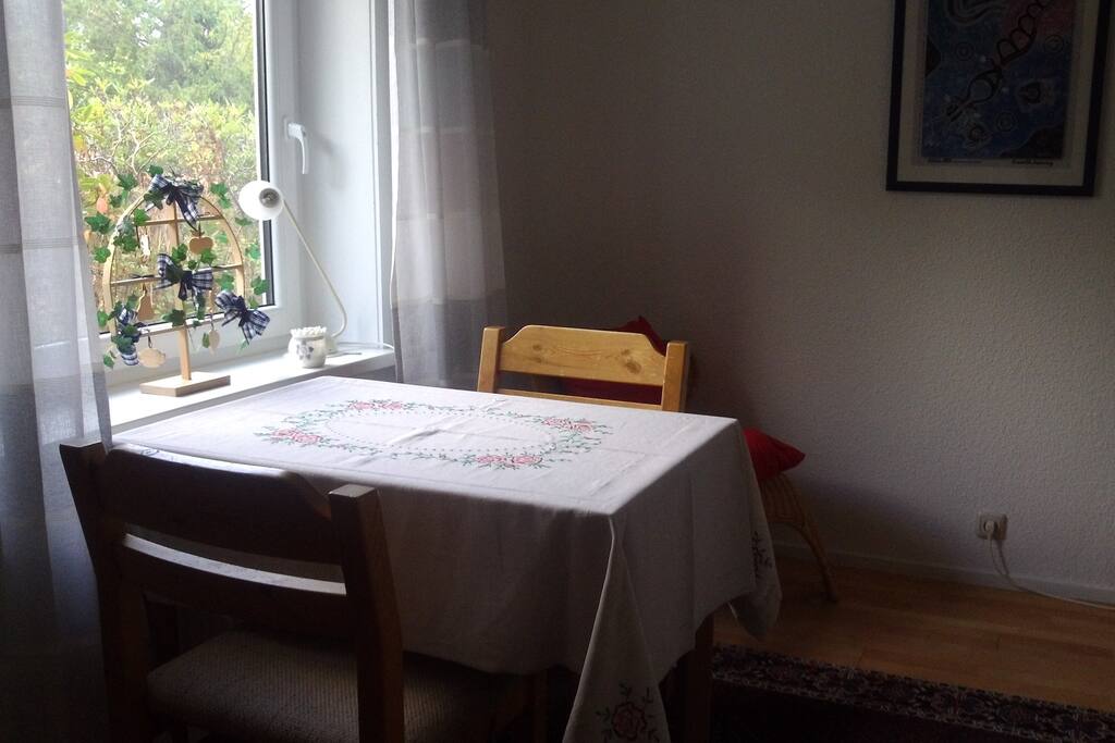 Tisch mit zwei Stühlen...