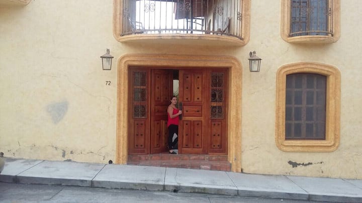 Lupita ที่ทางเข้าด้านหน้า