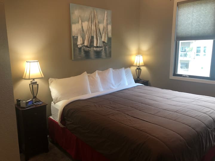 带加大双人床的第二间卧室