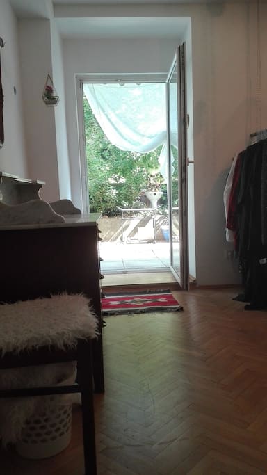 Von diesem Zimmer hat man Zugang zum eigenen Garten, welcher c.a 80 qm gross ist. Der Garten gehört nur zu unserer Wohnung.