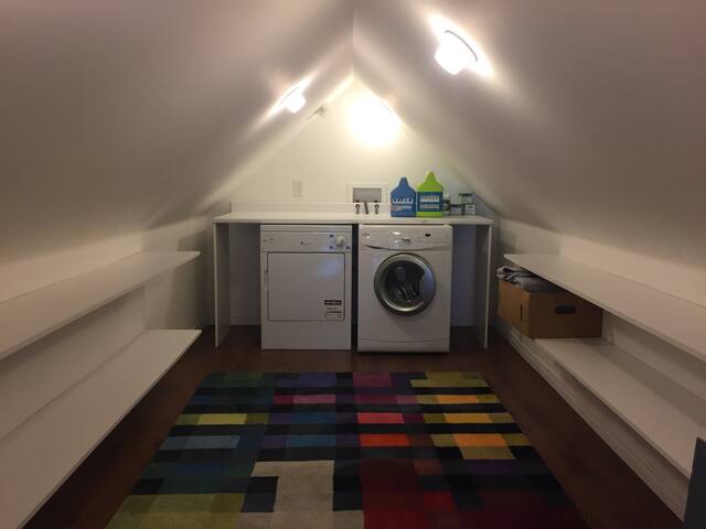 Lively little Italy! 2+ bedrooms with Parking! gallery image 5