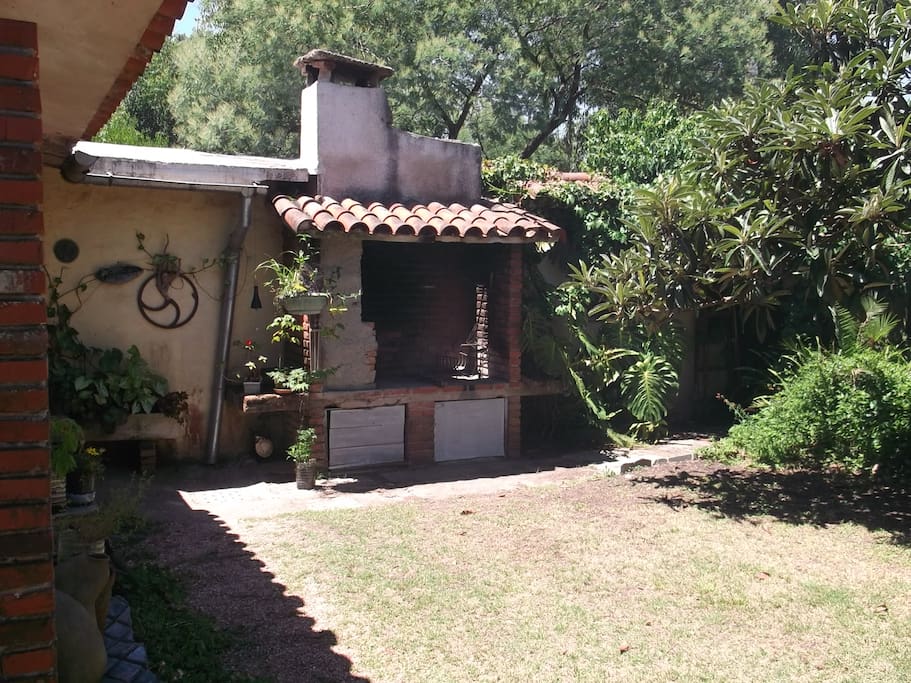 Vista parcial del jardín y parrillero.