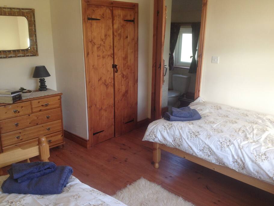 Twin bedroom with ensuite