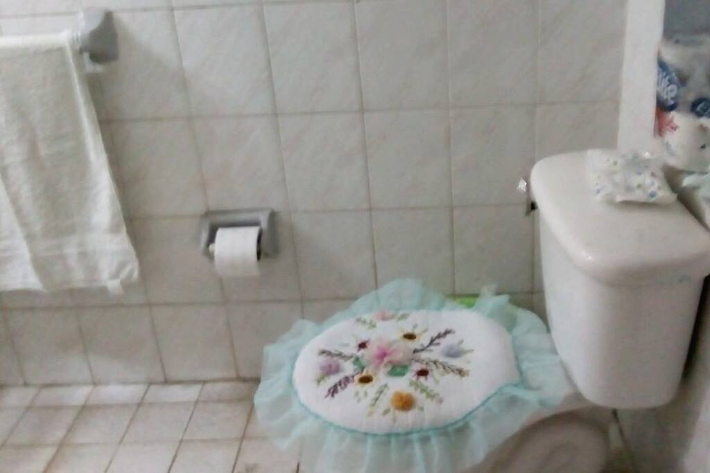 Cuenta con un baño completo.