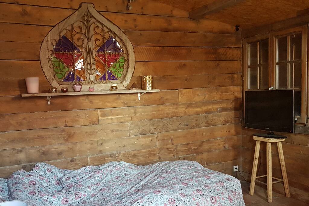 Chambre romantique avec petite terrasse attenante, pour des petit déjeuner en amoureux