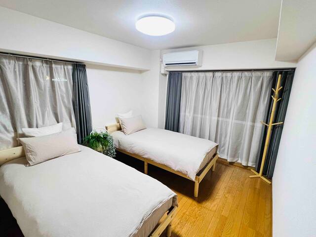 新宿车站步行800米，歌舞伎町繁华地段200米，地铁站300米，三室一厅日式榻榻米房间 gallery image 3