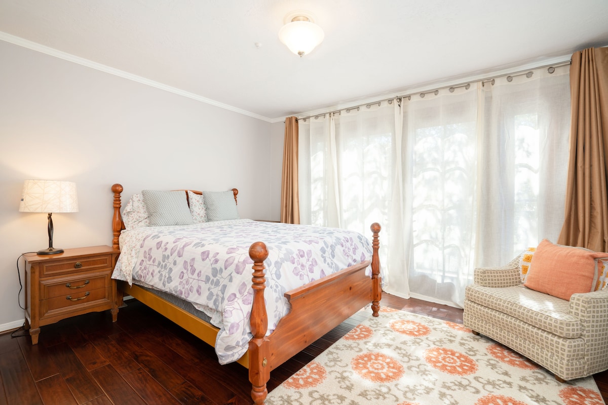 Primer dormitorio. Las cortinas de privacidad están hechas de material de bloqueo de luz si disfrutas de una siesta al mediodía.