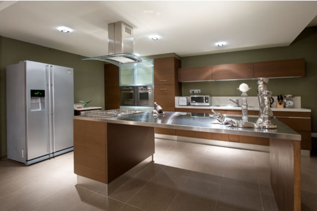 Large kitchen accompanied with an island