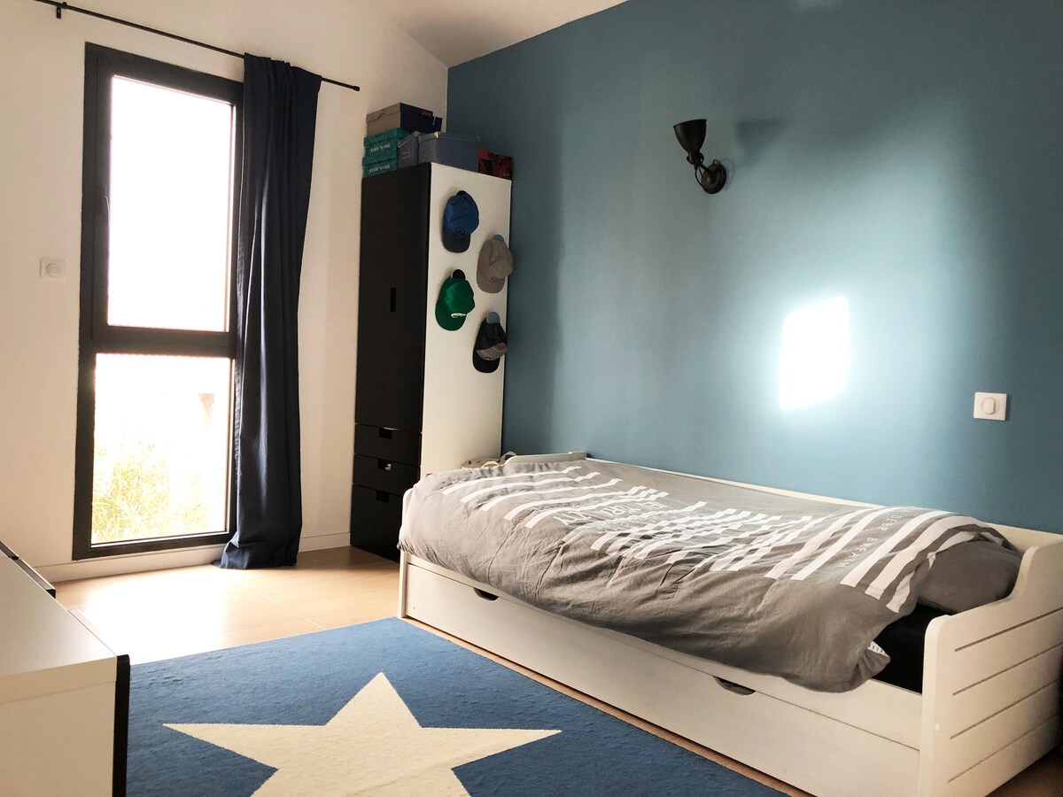 Стая за тийнейджъри с 2 легла 90 х 200 (втората е под 1 - ва)