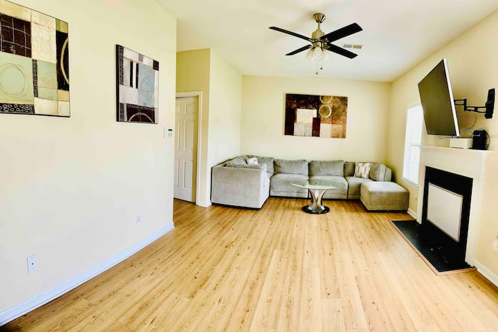 Carpet Free Home 3br/2.5 Bath And Private Backyard - Stone Mountain, GA