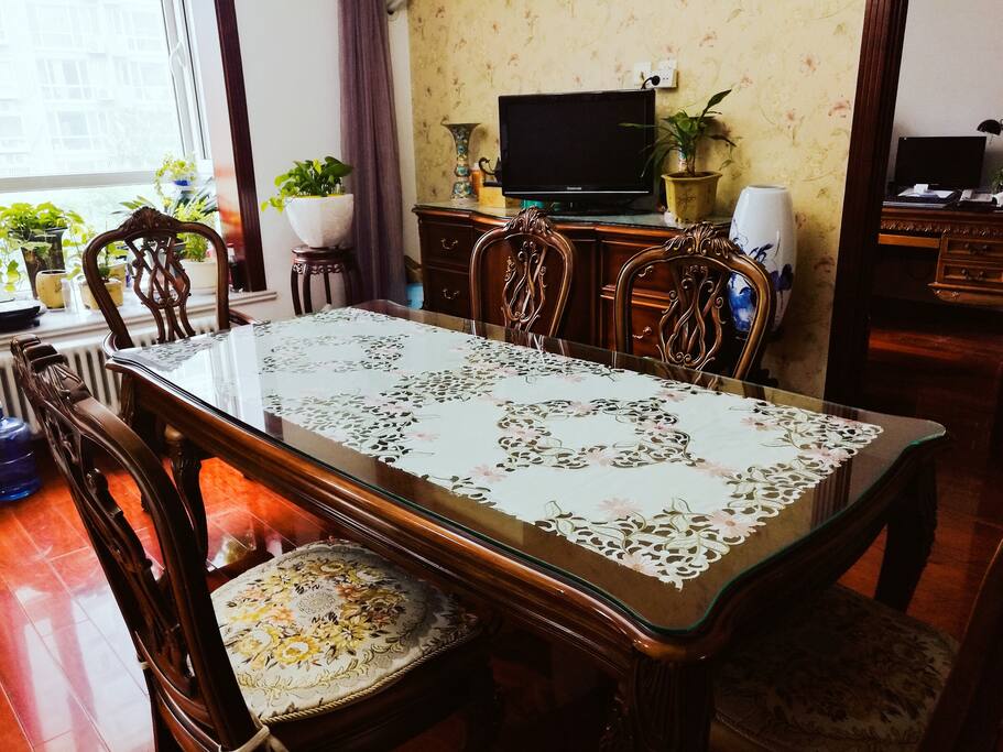 公共区域的餐桌
