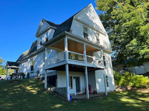Private DOCK Lake Charlevoix + Pontoon & Golf-Cart