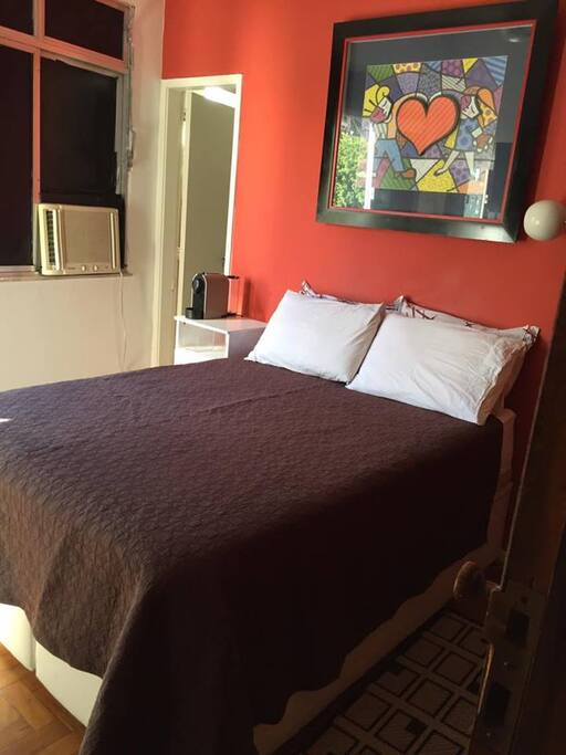 Quarto com sol da manhã. Cama box super confortável.