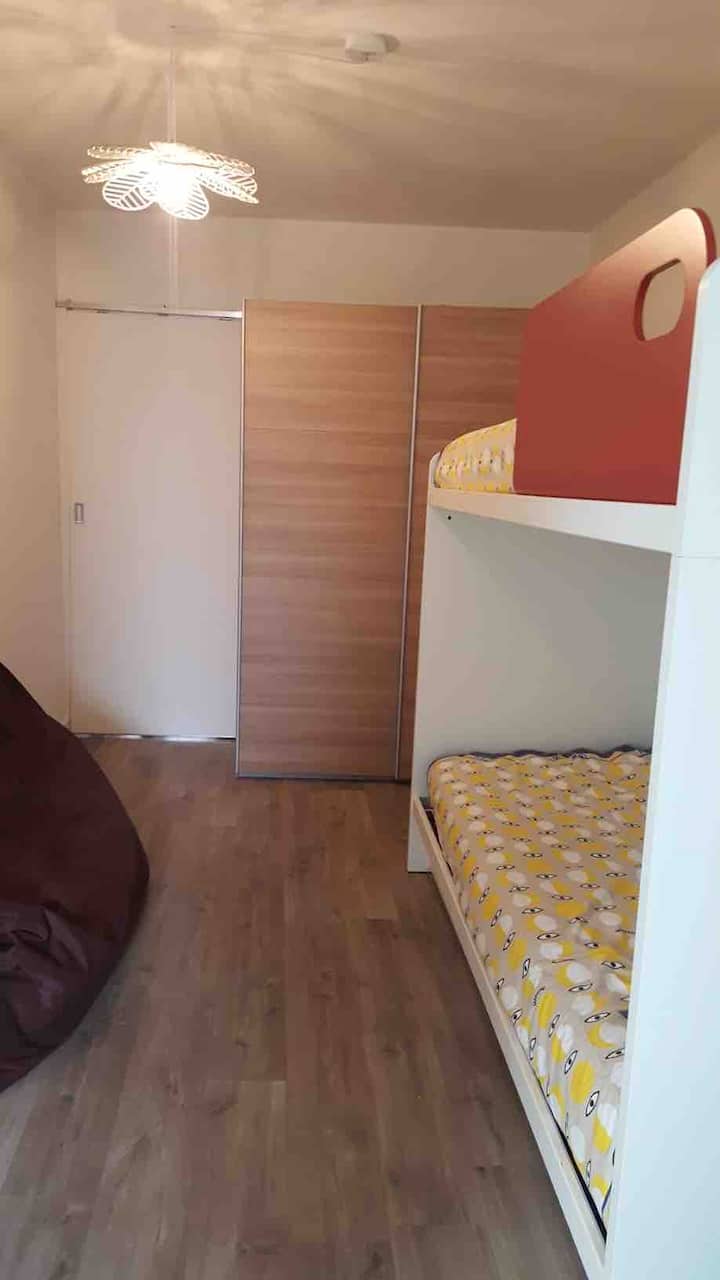 เตียงสองชั้นที่สะดวกสบายมากและยังเหมาะสำหรับวัยรุ่น (ที่นอนขนาดใหญ่ 90 คูณ 200) 