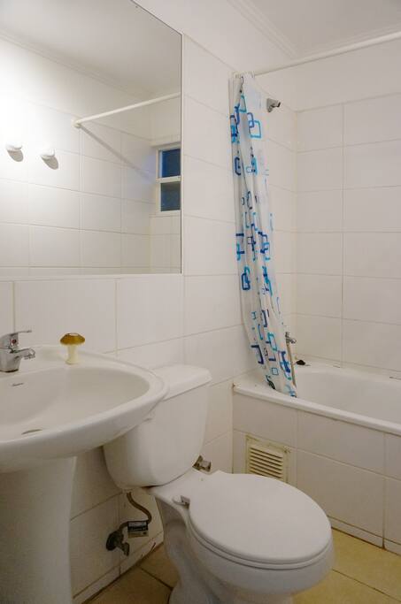 con un baño privado.