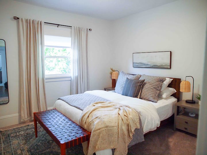 Chumba cha kulala cha pili cha mbele na kitanda cha malkia na kabati kwenye ghorofa ya 2. 