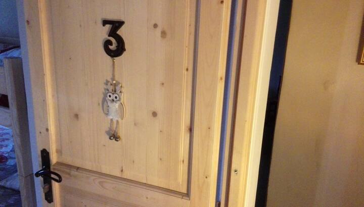 (1er étage chambre  n° 3)
La chambre préférée des enfants...et souvent des grands aussi...!!...