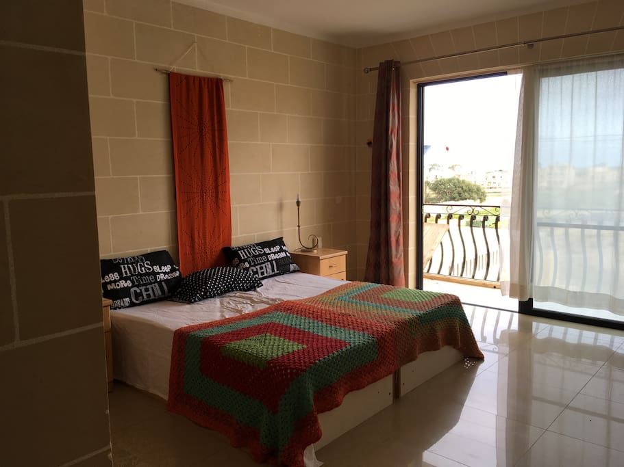 Double room with back balcony/Ensuite