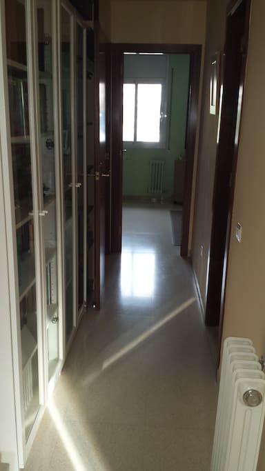 Zonas comunes. Pasillo de acceso a la habitación doble